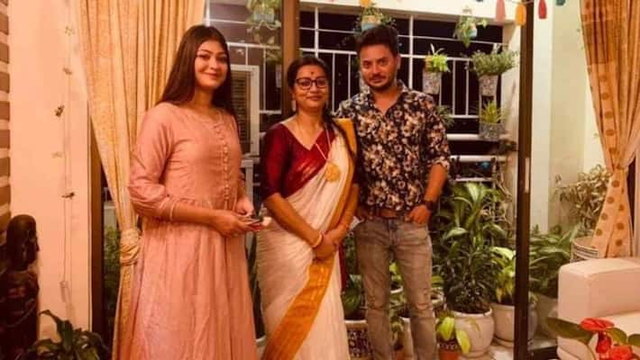 Actors Rahul and Rukma were seen in a picture together with Monalisa who is close to Partha Chatterjee anbsd Actors Rahul and Rukma were seen in a picture together with Monalisa who is close to Partha Chatterjee anbsd