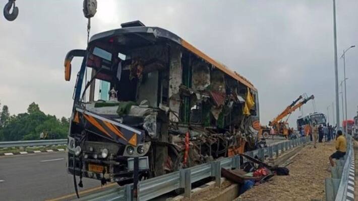 UP Barabanki Bus Road Accident Passengers Killed On Purvanchal Expressway san UP Barabanki Bus Road Accident Passengers Killed On Purvanchal Expressway san