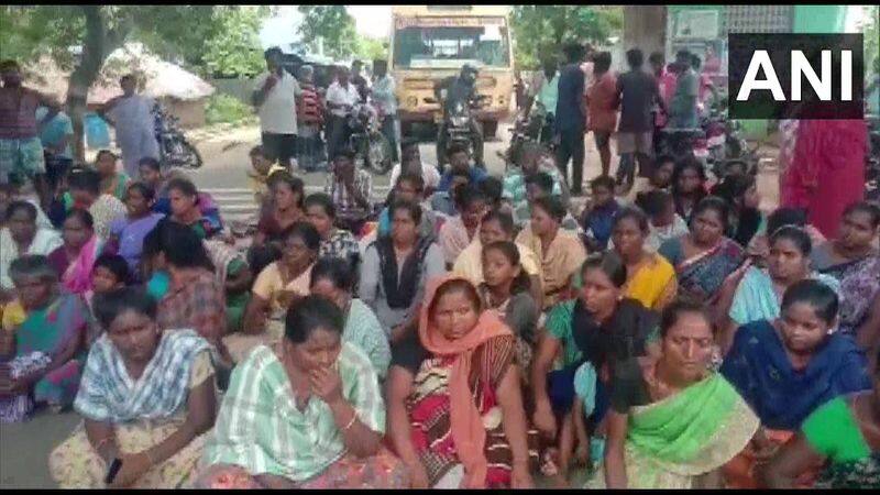 Tiruvallur student commits suicide - Parents and Relatives protest