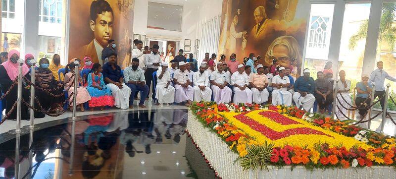 Relatives pay tribute to Abdul Kalam at the memorial