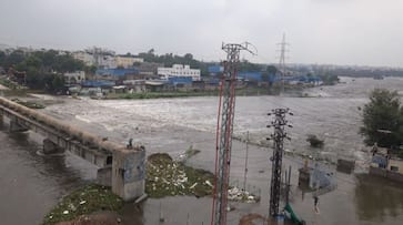 Police Closed Hyderabad jiyaguda-puranapul Road due to Heavy floods to Musi River lns Police Closed Hyderabad jiyaguda-puranapul Road due to Heavy floods to Musi River lns