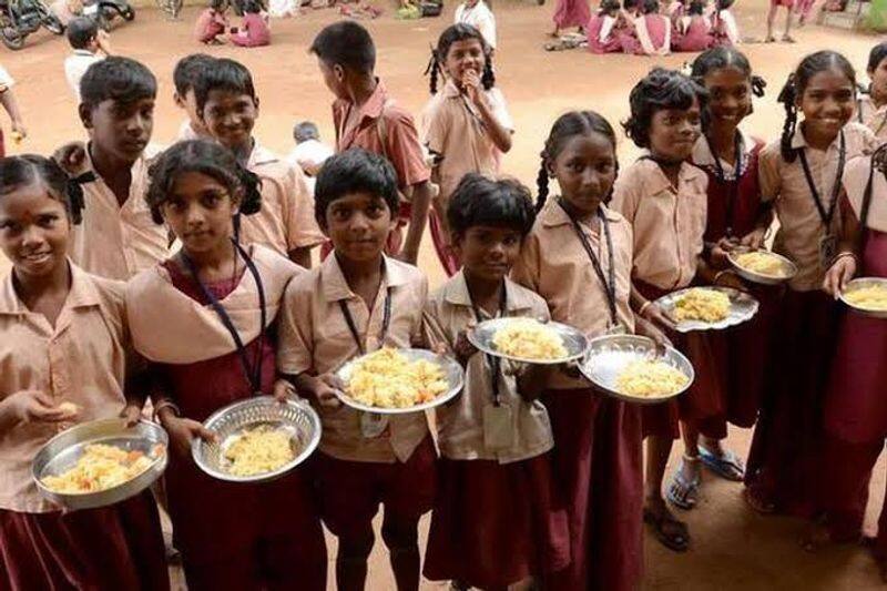 Upuma, Ven Pongal, Kichdi, variety of breakfast for government school students.. Here is the menu.. 