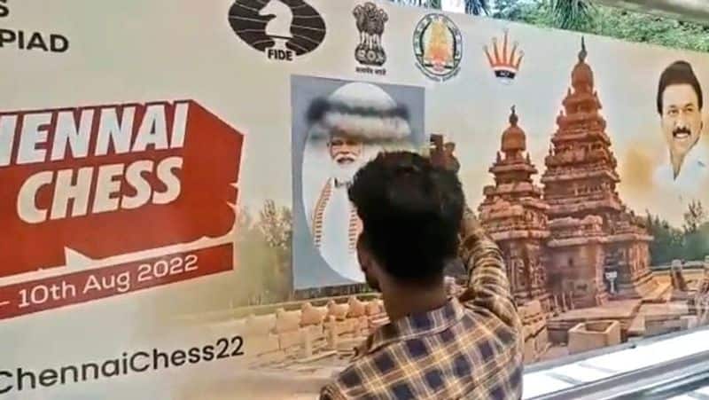 Periyar Dravida Kazhagam defaced Prime Minister Modi picture with black ink at Chennai
