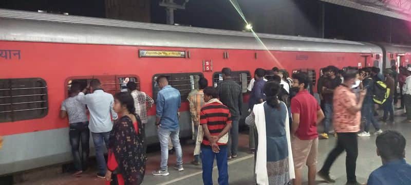 snake creates panic among passengers in the nizamuddin express train
