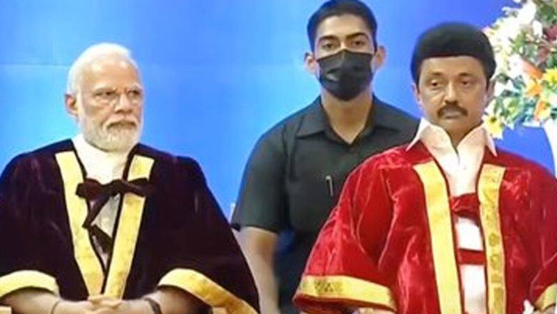 PM Modi talk to a student at the anna university graduation ceremony