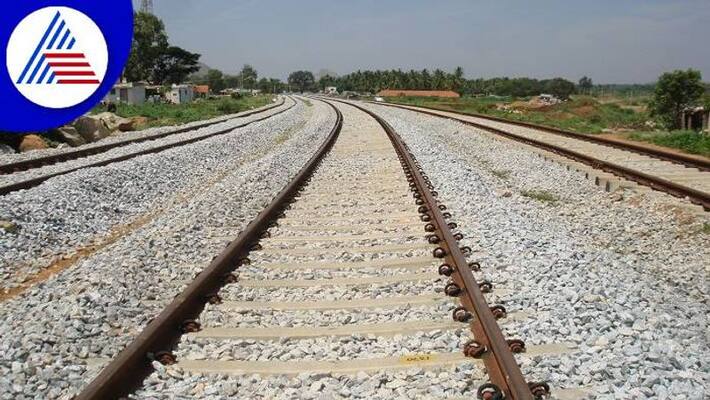 Viral Video.. Woman seen pushing a 3-year-old girl on railway track in USA Viral Video.. Woman seen pushing a 3-year-old girl on railway track in USA