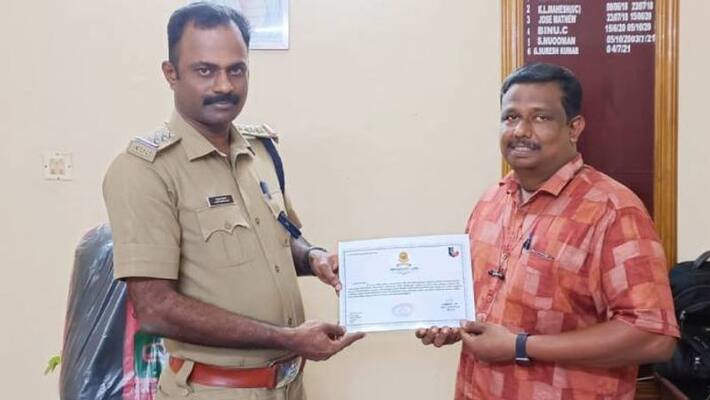 man rescued a person who met accident in Alappuzha, Police gives reward man rescued a person who met accident in Alappuzha, Police gives reward