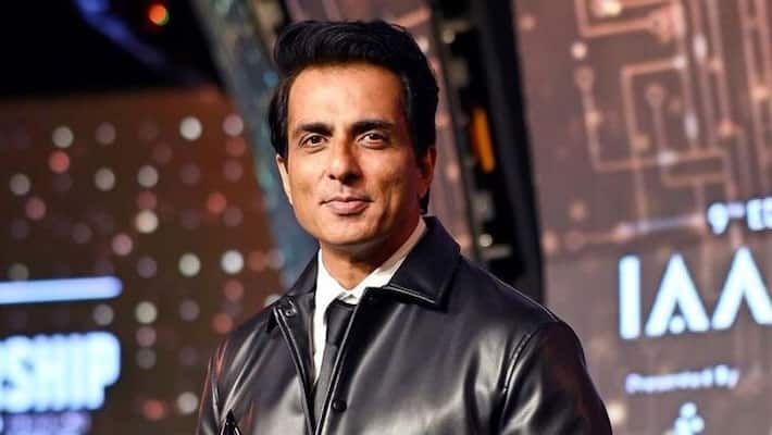 Painting Made Out of Blood, Sonu Sood's Fan Gift goes viral Painting Made Out of Blood, Sonu Sood's Fan Gift goes viral