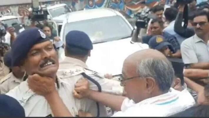 Digvijaya Singh grabs policeman collar bjp against congress Digvijaya Singh grabs policeman collar bjp against congress