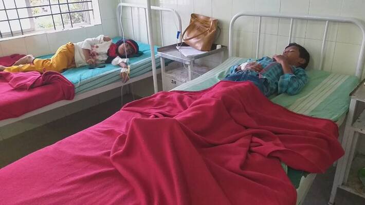 12 School Students Hospitalized Over honeybee attacked In haveri rbj 12 School Students Hospitalized Over honeybee attacked In haveri rbj