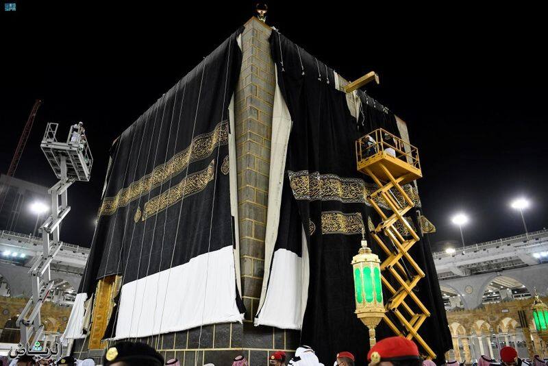 Kaaba in Makkah draped with new Kiswa