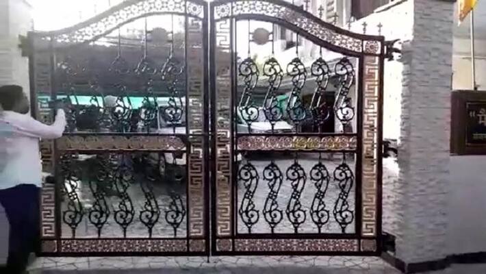 ED officials conduct searches at the residence of Shiv Sena MP Sanjay Raut ED officials conduct searches at the residence of Shiv Sena MP Sanjay Raut