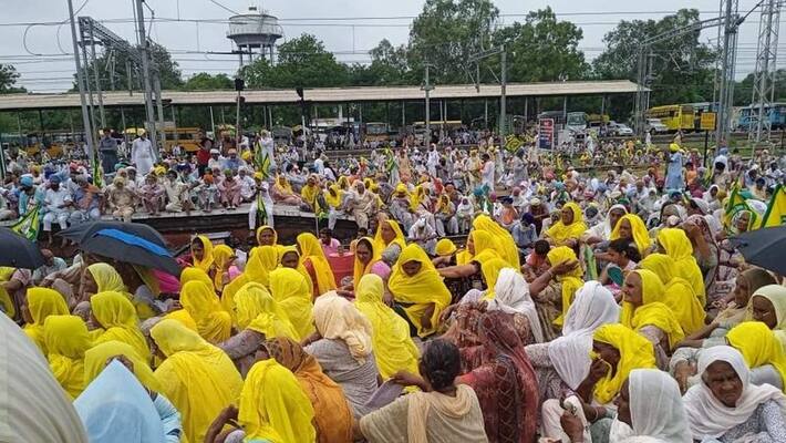 the farmers of Punjab raised the alarm. Protest by sitting on the train tracks.. the farmers of Punjab raised the alarm. Protest by sitting on the train tracks..