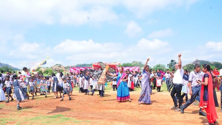 School Students Celebrates kite Festival In Chitradurga rbj School Students Celebrates kite Festival In Chitradurga rbj