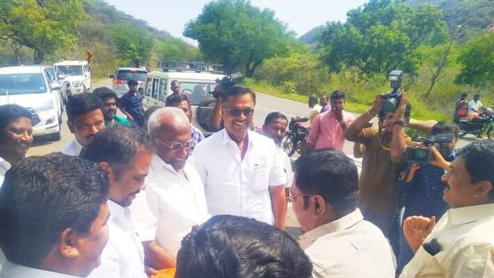 The incident of OPS supporter Syed Khan welcoming TTV to Theni has created a stir The incident of OPS supporter Syed Khan welcoming TTV to Theni has created a stir
