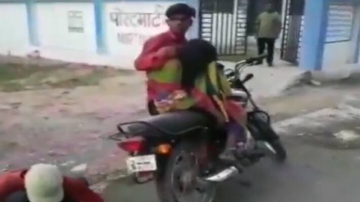 Without a hearse, a man in Madhya Pradesh was compelled to tie his mother's body to a bike. Without a hearse, a man in Madhya Pradesh was compelled to tie his mother's body to a bike.