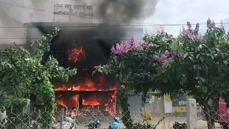 8 people lost their lives in a terrible fire at a hospital in Jabalpur, Madhya Pradesh. 23 people were injured. 