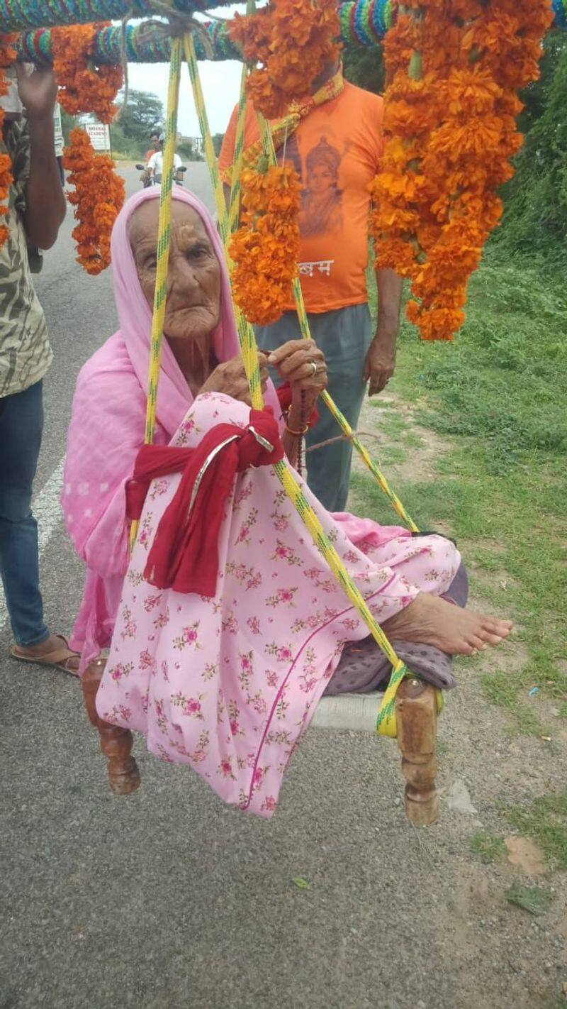 sikar news sawan 2022 farmer son fulfill his 100 year old mother wish to do lohargal pilgrimage by carrying her in kanwar sca