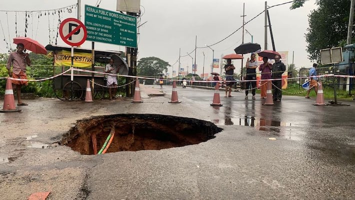 Man reversing bike falls in big hole, internet is terrified and amused Man reversing bike falls in big hole, internet is terrified and amused