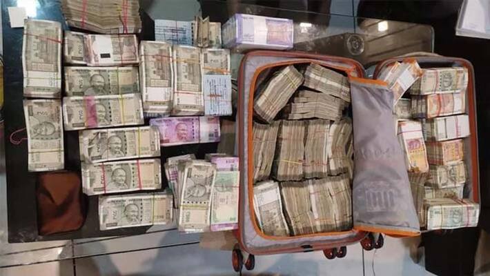Container used to carry Rs 150 crore recovered by tax officials in kanpur raid bsm Container used to carry Rs 150 crore recovered by tax officials in kanpur raid bsm