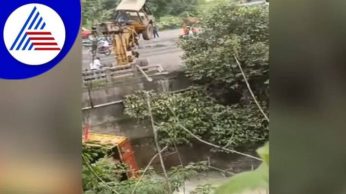 Crane Falls down from bridge While Lifting Truck in odisha watch viral video akb Crane Falls down from bridge While Lifting Truck in odisha watch viral video akb