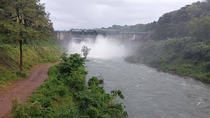 Mullaperiyar Dam with full water level...Kerala government issued flood warning Mullaperiyar Dam with full water level...Kerala government issued flood warning
