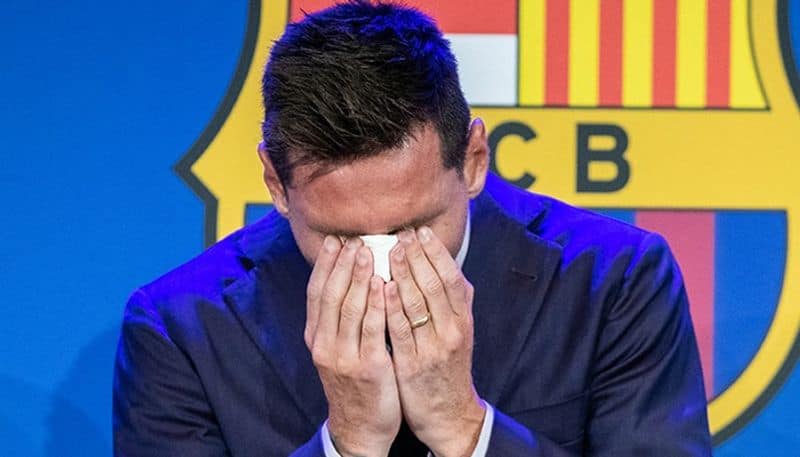 football Mixed emotions grip Barcelona fans as Lewandowski presented exactly 1 year after Messi's departure snt