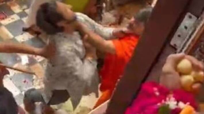 UP News Mathura There was a lot of abuse and assault in Thakur Banke Bihari temple of Vrindavan people were stunned UP News Mathura There was a lot of abuse and assault in Thakur Banke Bihari temple of Vrindavan people were stunned