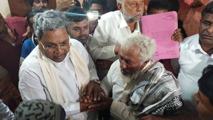 Siddaramaiah Visits His Mysuru Fan Home Who Killed In Road Accident rbj Siddaramaiah Visits His Mysuru Fan Home Who Killed In Road Accident rbj