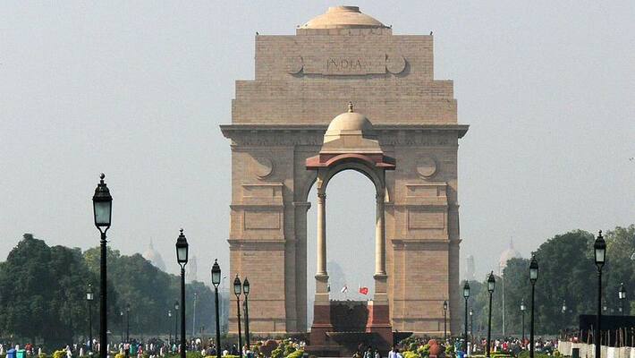 Guards Thrash Food Vendors At India Gate During Clash Over Sale Ban in delhi Guards Thrash Food Vendors At India Gate During Clash Over Sale Ban in delhi