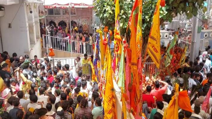 sikar news stampede broke out in Khatu Shyam temple on the occasion of Sawan Monday pwt sikar news stampede broke out in Khatu Shyam temple on the occasion of Sawan Monday pwt