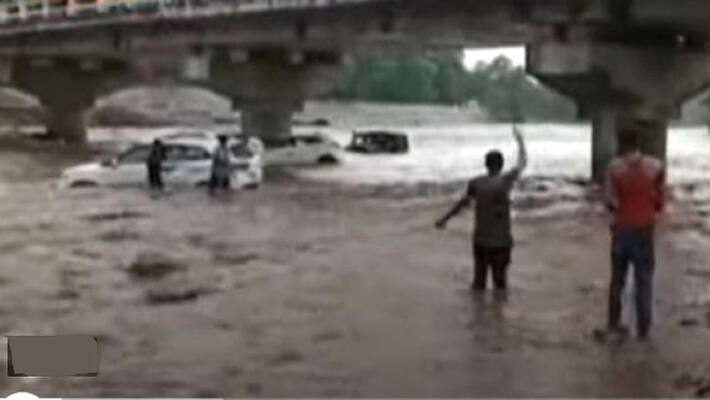 Khargone news weather update monsoon heavy rainfall cars washed away all passengers are safe sca Khargone news weather update monsoon heavy rainfall cars washed away all passengers are safe sca