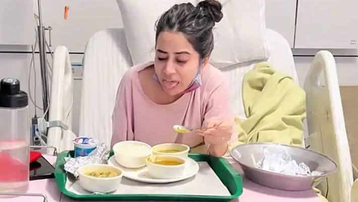 Urfi Javed aka Uorfi shocked her fans as she shared a photo of herself from a hospital GGA Urfi Javed aka Uorfi shocked her fans as she shared a photo of herself from a hospital GGA