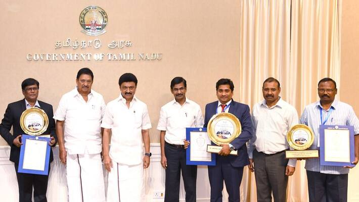 CM Stalin today gave prizes to the best weavers CM Stalin today gave prizes to the best weavers