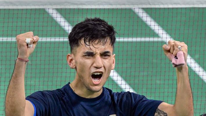 Indian Badminton star Lakshya Sen Shakes a leg Amid warm welcome at Bengaluru International Airport kvn Indian Badminton star Lakshya Sen Shakes a leg Amid warm welcome at Bengaluru International Airport kvn