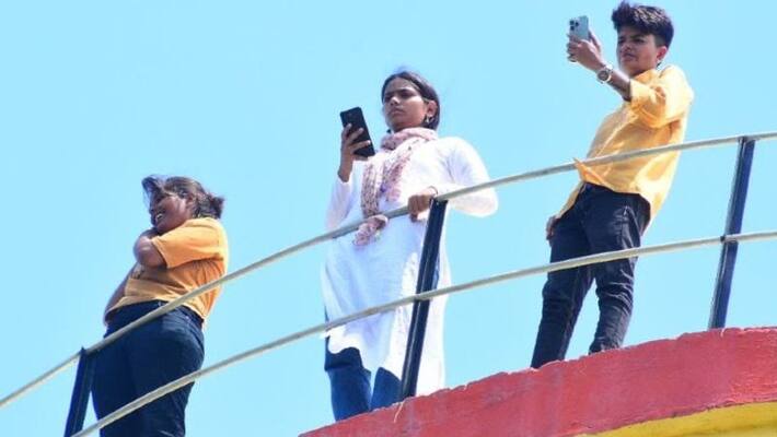 Maharani College Girls climbed on water tank ruckus in jaipur kpr Maharani College Girls climbed on water tank ruckus in jaipur kpr