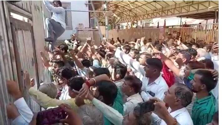 sikar news Khatu Shyam Stampede case update congress MLA protest and accused temple committee for mismanagement sca sikar news Khatu Shyam Stampede case update congress MLA protest and accused temple committee for mismanagement sca
