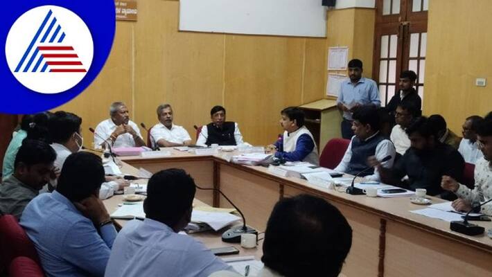 Minister Byrathi Basavaraj take class to government officials in chikkamagaluru gow Minister Byrathi Basavaraj take class to government officials in chikkamagaluru gow