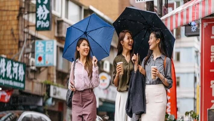 What to wear for maintain you fashion in monsoon What to wear for maintain you fashion in monsoon