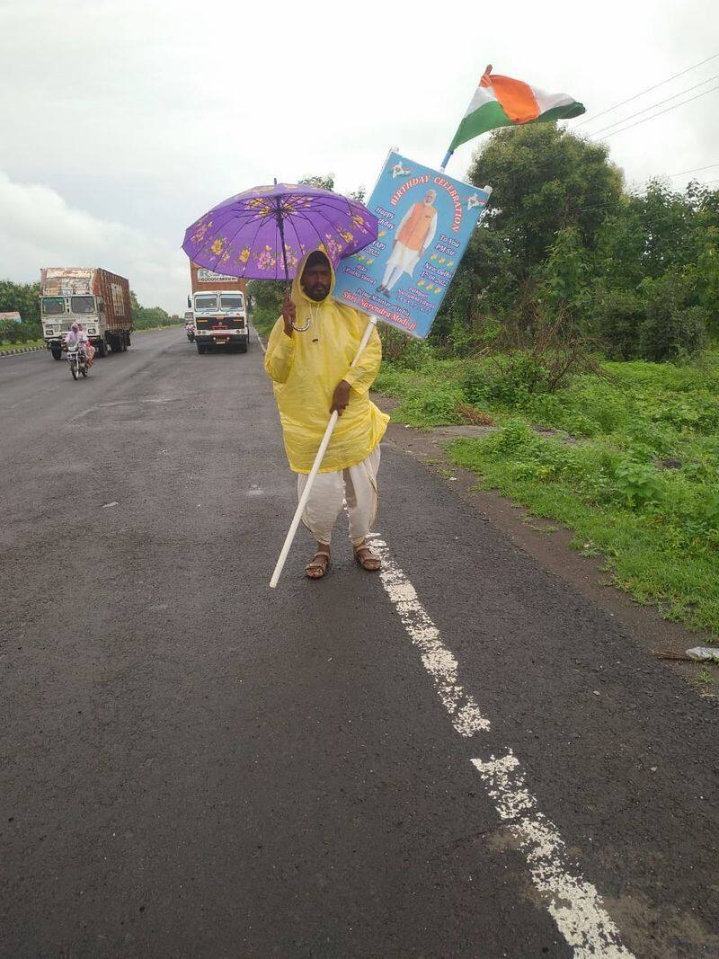 So much devotion on Prime Minister.. Pilgrimage to Andhra TO Delhi Modi devotee who walks 2000 km. 