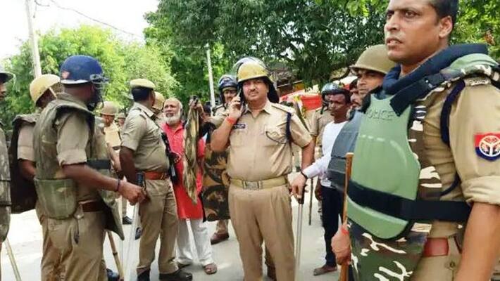 Brick stones and weapons also clashed in Varanasi, dozens injured Brick stones and weapons also clashed in Varanasi, dozens injured