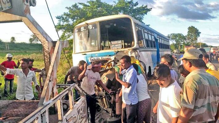 9 killed as autorickshaw rams into bus in Bengal Birbhum 9 killed as autorickshaw rams into bus in Bengal Birbhum
