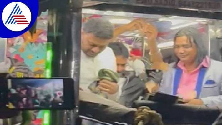 Cash on Singer During Muharram Festival in Dharwad grg Cash on Singer During Muharram Festival in Dharwad grg