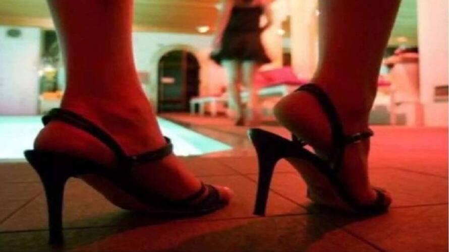 Police rescue 3 women from spa center used for prostitution in maharastra Thane district ksm Police rescue 3 women from spa center used for prostitution in maharastra Thane district ksm