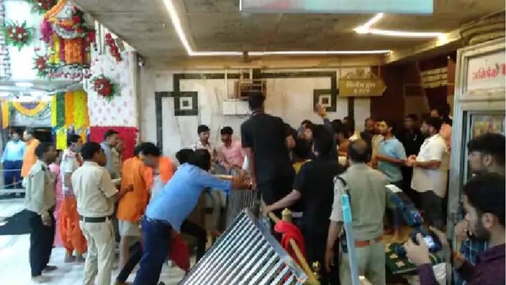 ujjain news BJYM workers break barricades at mahakal temple in attempt to meet their leader tejaswi surya sca ujjain news BJYM workers break barricades at mahakal temple in attempt to meet their leader tejaswi surya sca