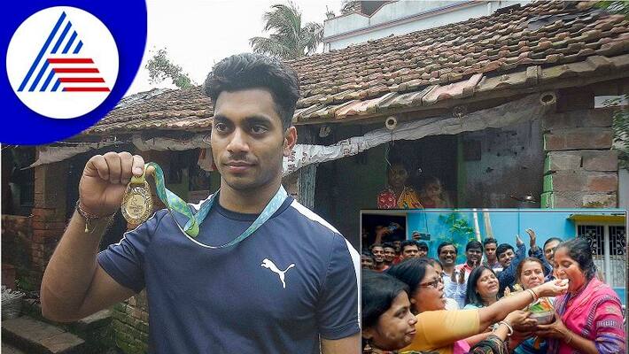 Commonwealth Games Gold Winner Achinta Mother Purnima Sheuli Keeps His Medals Wrapped in a Half torn Saree san Commonwealth Games Gold Winner Achinta Mother Purnima Sheuli Keeps His Medals Wrapped in a Half torn Saree san