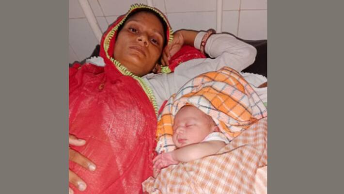 sawai madhopur news mother give birth child in boat on torch light due to heavy rain and bad weather sca sawai madhopur news mother give birth child in boat on torch light due to heavy rain and bad weather sca