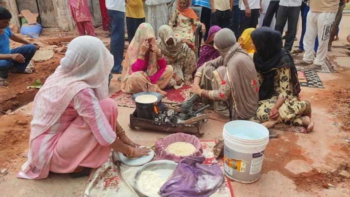sikar news mansion collapsed at labor house victim family living in street for three days demanding for compensation sca sikar news mansion collapsed at labor house victim family living in street for three days demanding for compensation sca