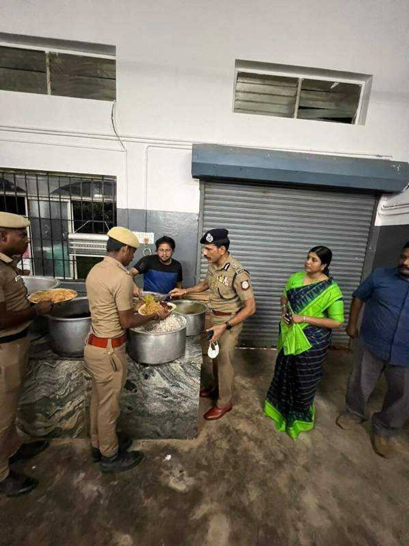 Curry feast for 4000 police... Mutton biryani in banana leaves, DGP Shailendrababu tasted it.. 