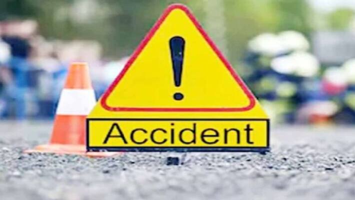 Atleast 4 dead, 3 injured after truck runs over people sleeping on road divider in Seemapuri gcw Atleast 4 dead, 3 injured after truck runs over people sleeping on road divider in Seemapuri gcw